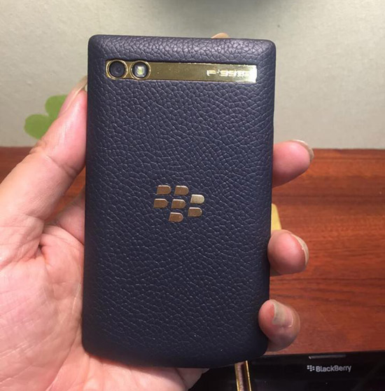 BlackBerry-Porsche-Design-P'9983-graphite-camera