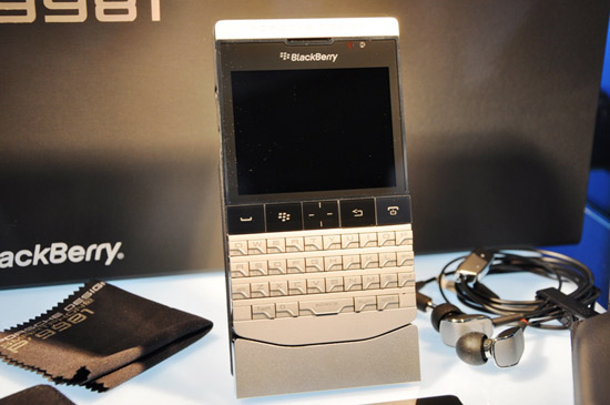 Blackberry-Porsche-Design-P’9981-mat song
