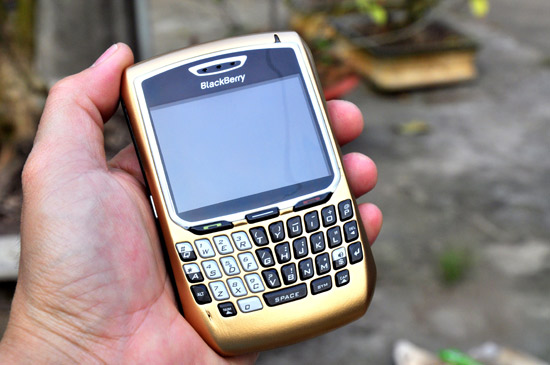 thay-man-hinh-blackberry-8700