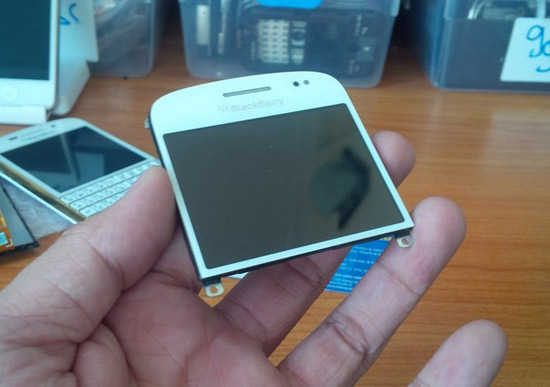 thay-man-hinh-blackberry-9930