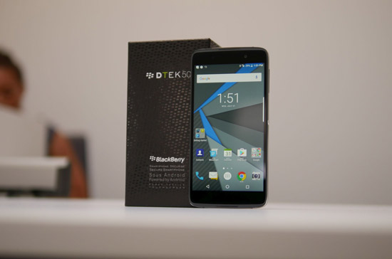 thay-man-hinh-blackberry-dtek50
