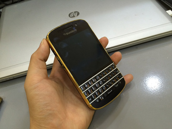 blackberry-q10-vien-gold-man-hinh