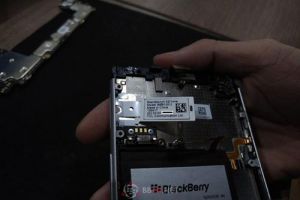 Thông số ngày sản xuất, IMEI, mã sản phẩm nằm bên trong BlackBerry KEYone