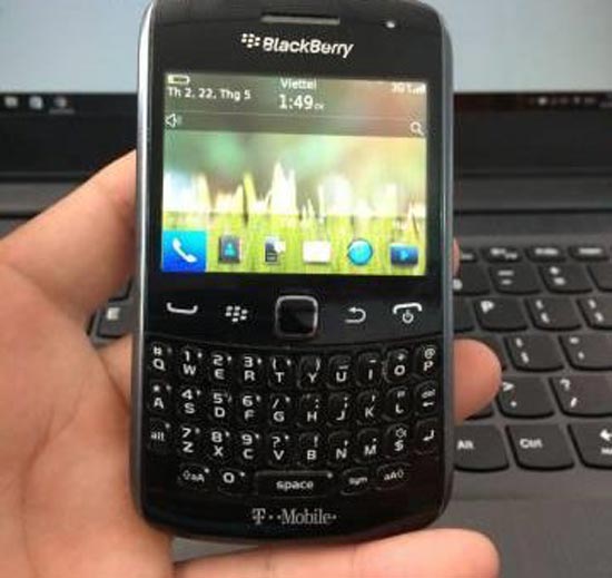 Blackberry-9360-curve-3