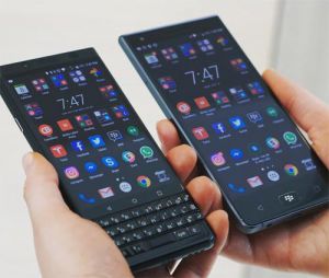 So sánh BlackBerry Motion và BlackBerry KEYone Black