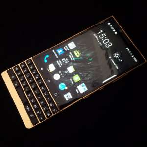 Những hình ảnh đầu tiên về chiếc BlackBerry KEY2 Gold - Mạ vàng 24K tại Việt Nam