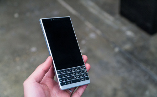 thay-man-hinh-blackberry-key2-1