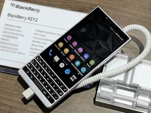 thay-man-hinh-blackberry-key2-2