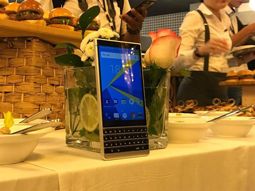 blackberry-key2-ban-quoc-te-co-mat-tai-viet-nam-chua-2