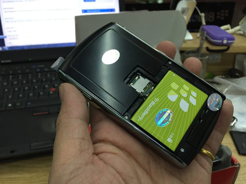thay-pin-blackberry-8800-nhu-the-nao-2