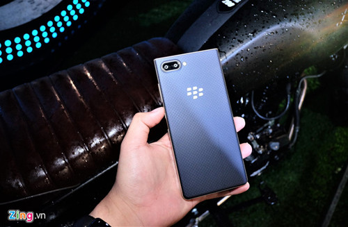 bb-key2-le-va-keyone-2