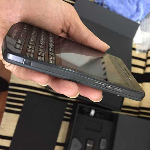 blackberry-porsche-design-p9983-graphite-cu-2
