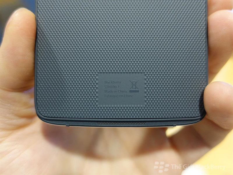 Lắp lưng của blackberry DTEK50