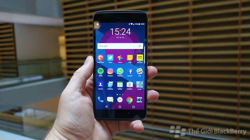 Màn hình blackberry DTEK50 tương đối ấn tượng