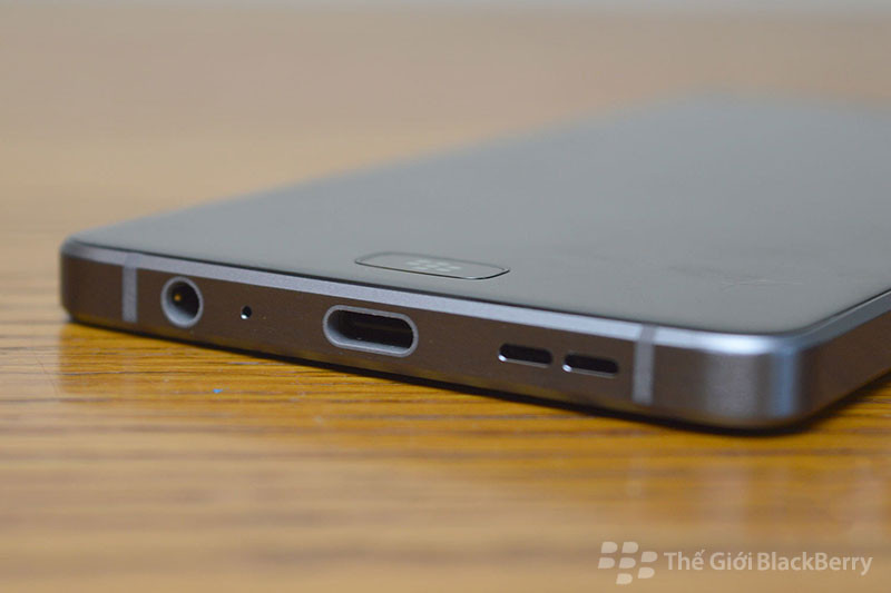 Phần dưới Blackberry motion