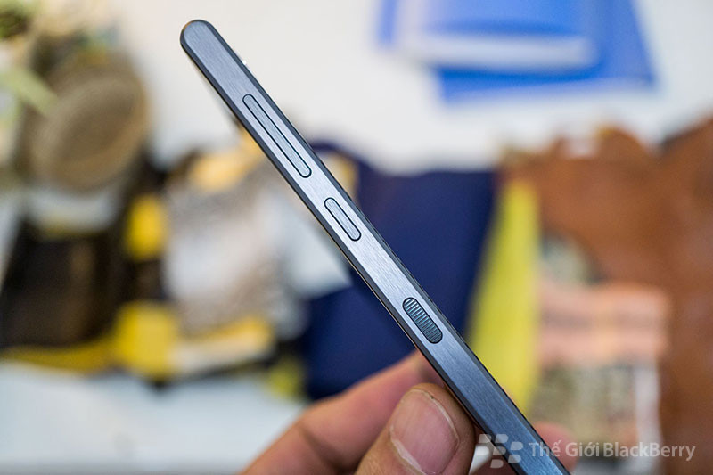 Viền phải blackberry motion