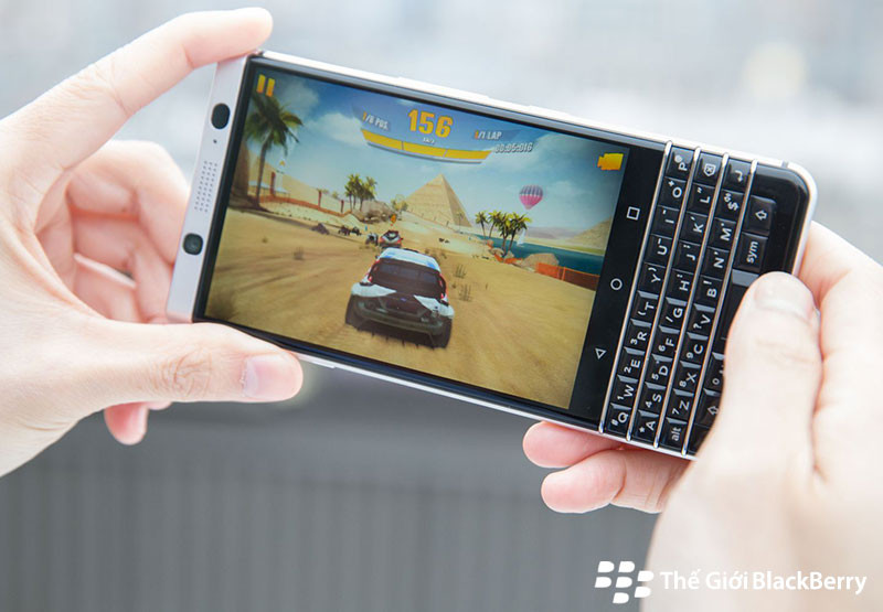 Blackberry keyone chơi game