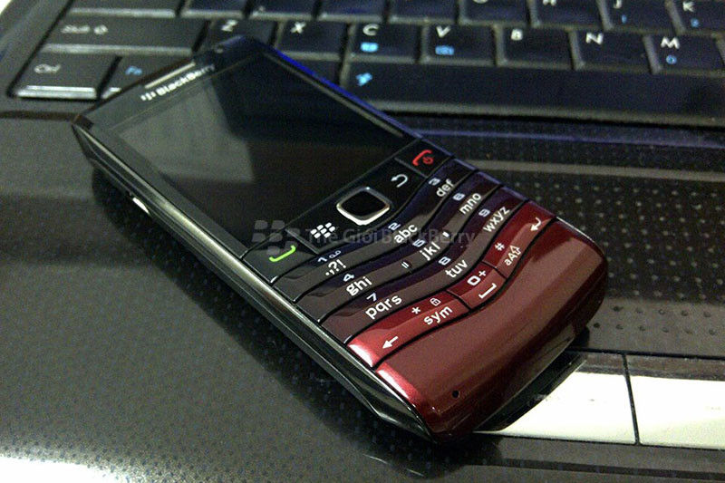 Mặt thiết kế của blackberry 9105