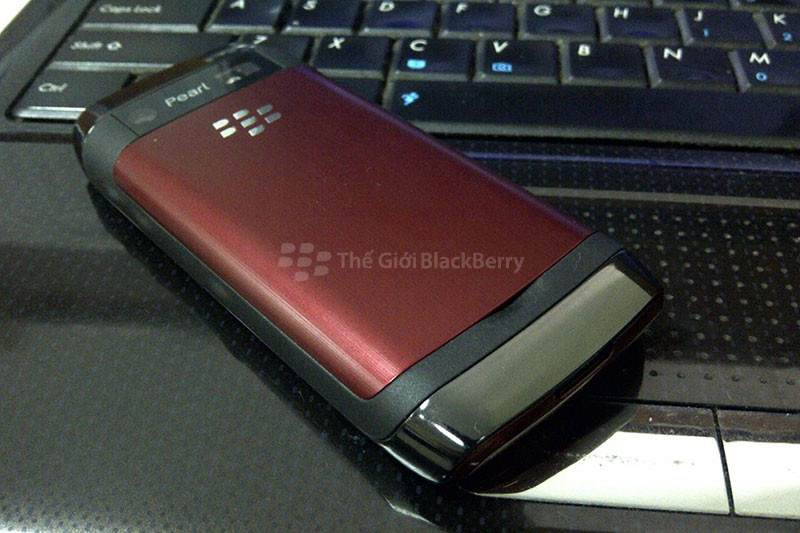 Thiết kế mặt sau của blackberry 9105