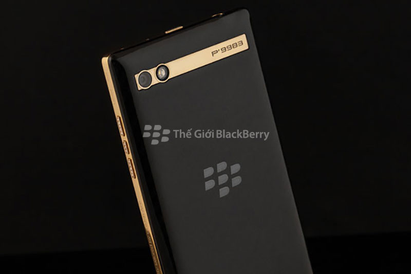 Mặt lưng của chiếc blackberry p9983 cũ mạ vàng