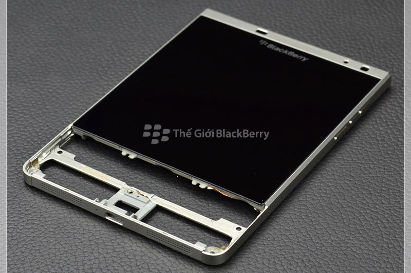 Màn hình blackberry passport được tháo khỏi máy
