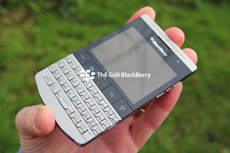 Blackberry porsche design p9981 màn hình khá nhỏ